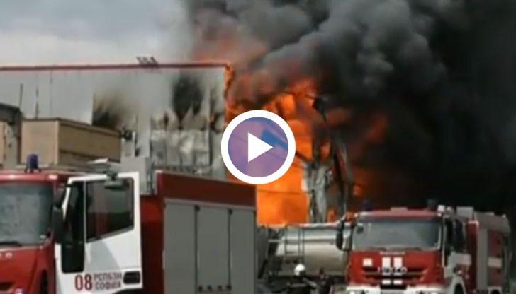 На 100 метра от склада има и бензиностанция