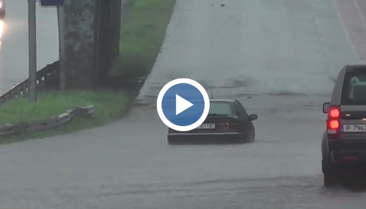 Поройният дъжд днес следобед в Русе наводни главни булеварди и улици