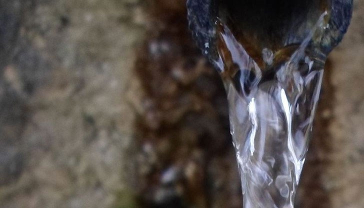 Изворът, от който се взема водата е общодостъпен