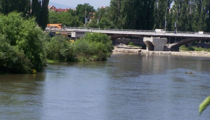 Група ромчета влезли да се разхладят в жегата, въпреки че къпането е забранено Група ромчета влезли да се разхладят в жегата, въпреки че къпането е забранено