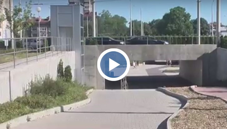 Все още не се оправени плочите, които паднаха през май в един от подлезите на новото кръгово в Русе