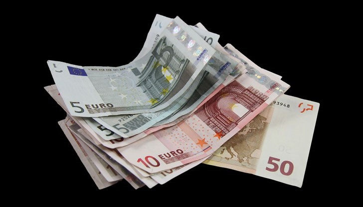 13-годишното момче излязло на улицата и започнало да раздава пари