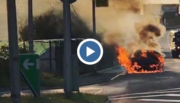 Автомобил се е приближил до бензиностанцията, за да зареди метан