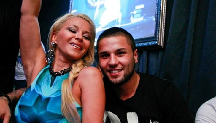 Фолкдивата е на концерт в Лондон, а възлюбеният й сам дирижирал избора на здравословно меню за нея и бебето