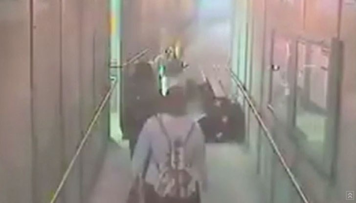 Камера засне качването на дивана, който по чудо е останал здрав