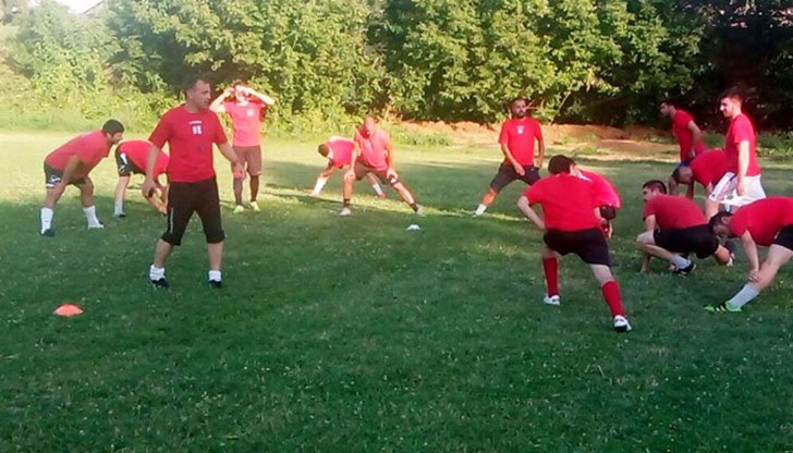 Двубоят с „Академик“ се изигра в съботната вечер при адска жега Двубоят с „Академик“ се изигра в съботната вечер при адска жега