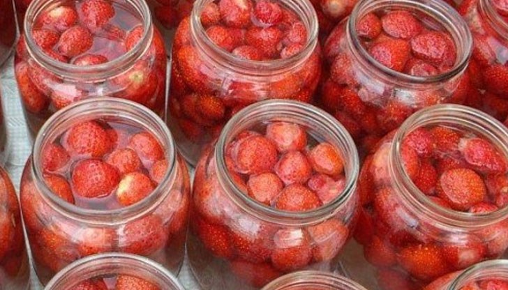 Пожарът е обхванал покривна конструкция около 20 кв. м., шкафове, телевизор, ламперия, дограма Пожарът е обхванал покривна конструкция около 20 кв. м., шкафове, телевизор, ламперия, дограма