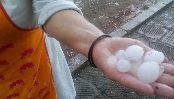 Ледени късове са се изсипвали близо двайсетина минути