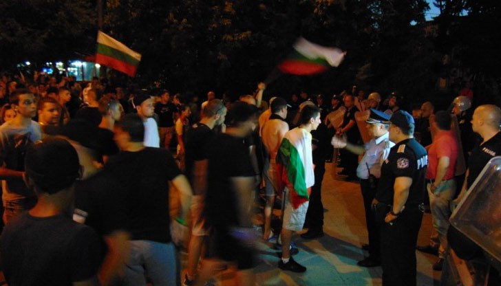 Всяка вечер от сряда в Асеновград се провеждат граждански протести по повод побоя на група роми над млади спортисти