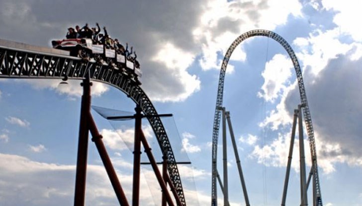 Инцидентът в Мадрид станал, защото едното влакче, което точно било направило лупинг, не могло да спре и се ударило в задната част на другия атракцион, излизал от гарата Инцидентът в Мадрид станал, защото едното влакче, което точно било направило лупинг, не могло да спре и се ударило в задната част на другия атракцион, излизал от гарата