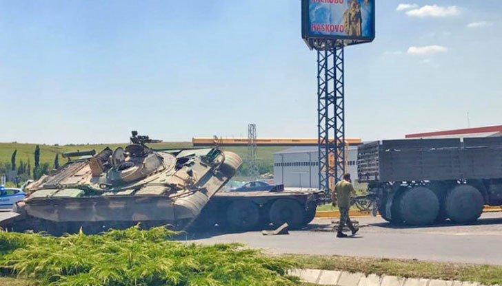 От два дни военни влекачи карат с платформи танкове и тежки верижни машини от полигона край село Корен