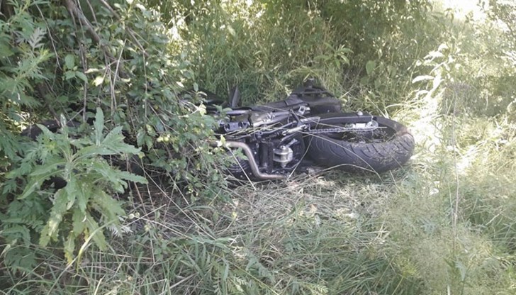 След удара и двете превозни средства излизат от пътя и падат в храстите След удара и двете превозни средства излизат от пътя и падат в храстите