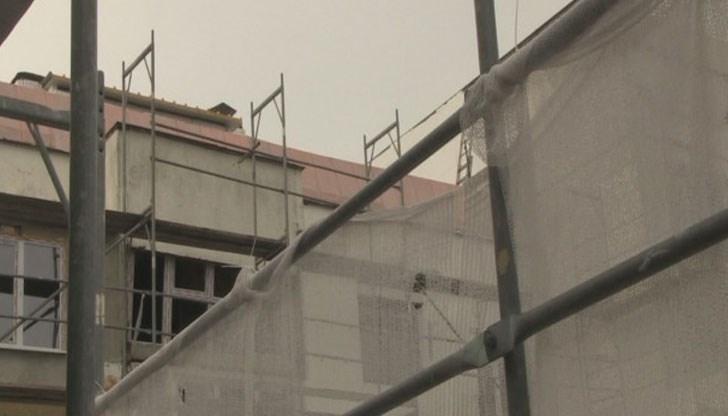 Изпълнителят не приема обвиненията, тъй като санирането не било завършено