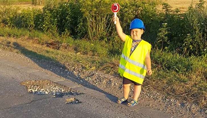 Доброволци запретнаха ръкави и запълниха огромните дупки на пътя Русе - Червена вода
