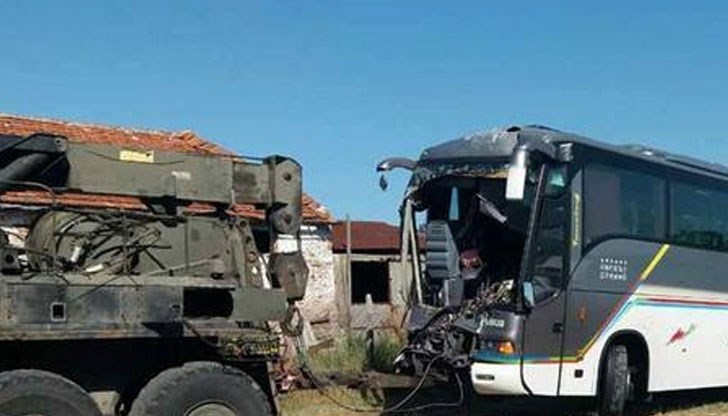 Той издърпа катастрофиралите автобуси на пътя Бургас – Созопол с машината, приличаща на танк и единствена за България