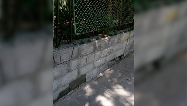 От там постоянно минават много хора, някой ще пострада