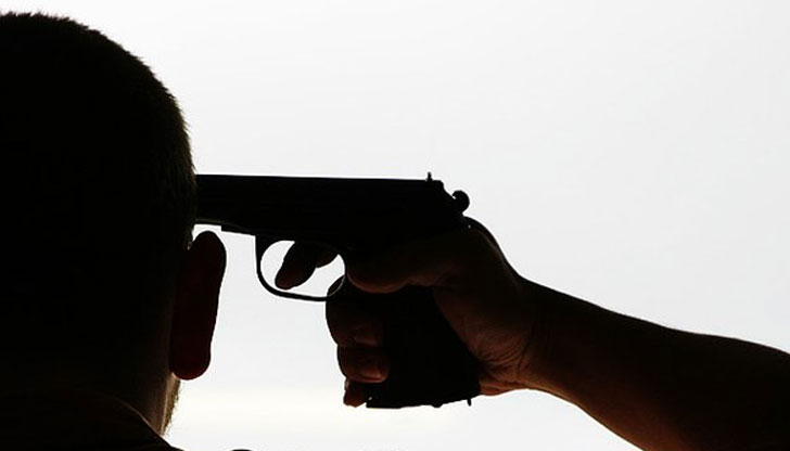 Лицо в которое выстрелит. Лицо в которое выстрелит. Лицо в которое выстрелит. Человек с пистолетом у вика. Лицо в которое выстрелит.