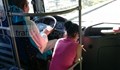 Кондукторка пуши цигара в автобус пред очите на пътниците