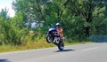 Чисто гол моторист стана атракция на пътя