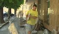 Как се спасяват от жегата строителите в Русе