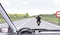 Имате ли право да изпреварите този моторист?