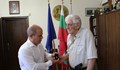 Кметът връчи златна значка на именития художник Стефан Кацаров