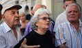 Хиляди гърци са паника заради орязаните пенсии