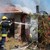 Комшии влязоха в горяща къща, за да спасят млад мъж