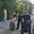 Полицаи смениха гума на закъсала шофьорка