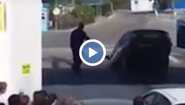 От нетърпение шофьорът дал газ и се озовал в реката