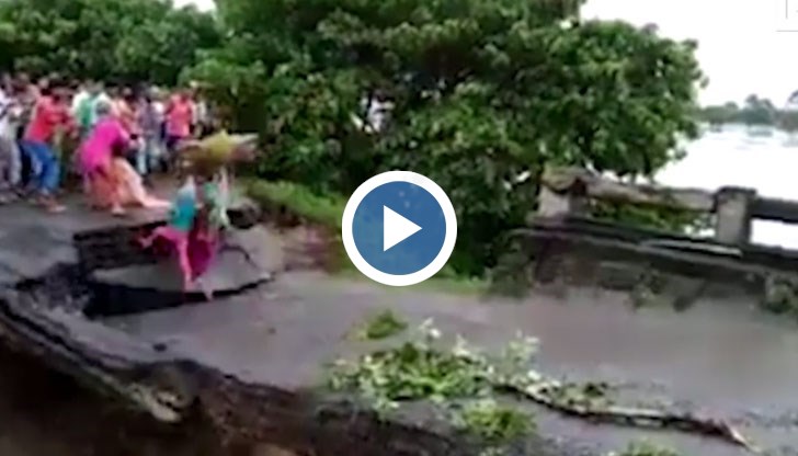 На ужасяващите кадри се вижда как асфалтът пропада под краката им на крачка от спасението