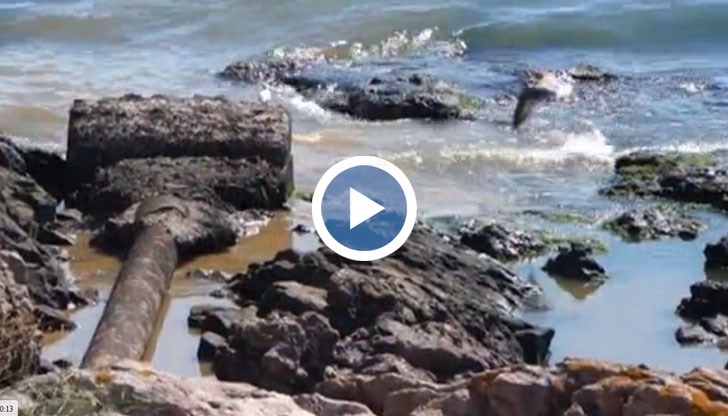 Кафява вода се излива в морето, вони не се трае!