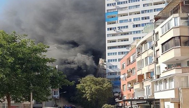 Гъст дим обхвана квартал, незагасен фас подпали строителни материали на саниращ се блок