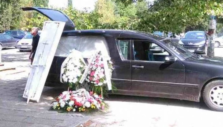 Десетки съученици, приятели и много почернени близки я изпратиха в последния й път