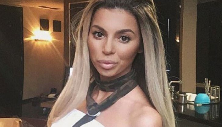 Може би Каканашева е решила да си направи реклама на гърба на формата