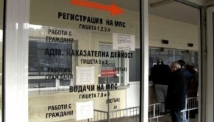 Така става, когато се пререждаш на опашката за регистрация на коли Така става, когато се пререждаш на опашката за регистрация на коли