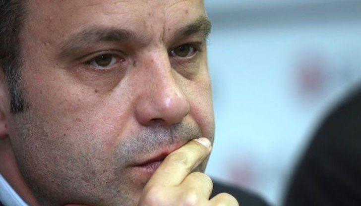 Черно-бели учебници ще има за социално слабите. Мисля си, като стигнем до книгите, за социално силните цветни ли ще са пак? Черно-бели учебници ще има за социално слабите. Мисля си, като стигнем до книгите, за социално силните цветни ли ще са пак?