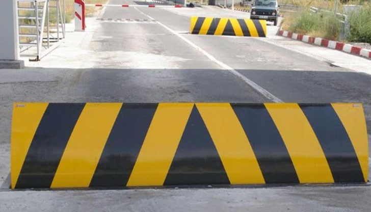 Вътрешното министерство купува 1300 метра метални заграждения и 30 подвижни системи за принудително спиране на автомобили с метални шипове, тип “Таралеж” Вътрешното министерство купува 1300 метра метални заграждения и 30 подвижни системи за принудително спиране на автомобили с метални шипове, тип “Таралеж”