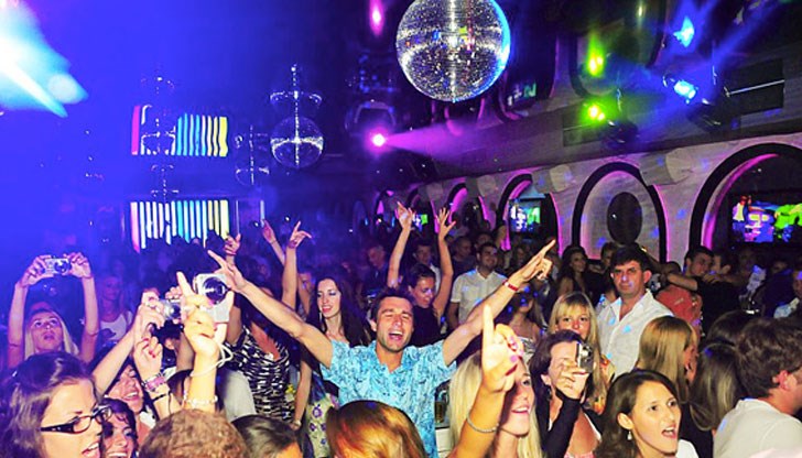 Собствениците и персоналът на заведения в курорта са гневни на шумните проверки на Валери Симеонов Собствениците и персоналът на заведения в курорта са гневни на шумните проверки на Валери Симеонов