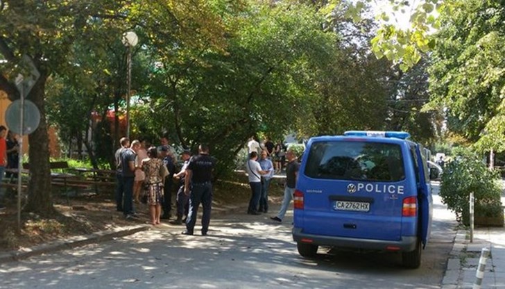 Въпреки че от 2 г. не били заедно, той я дебнел постоянно и ѝ вдигал скандали. Заканвал се, че ще я убие Въпреки че от 2 г. не били заедно, той я дебнел постоянно и ѝ вдигал скандали. Заканвал се, че ще я убие