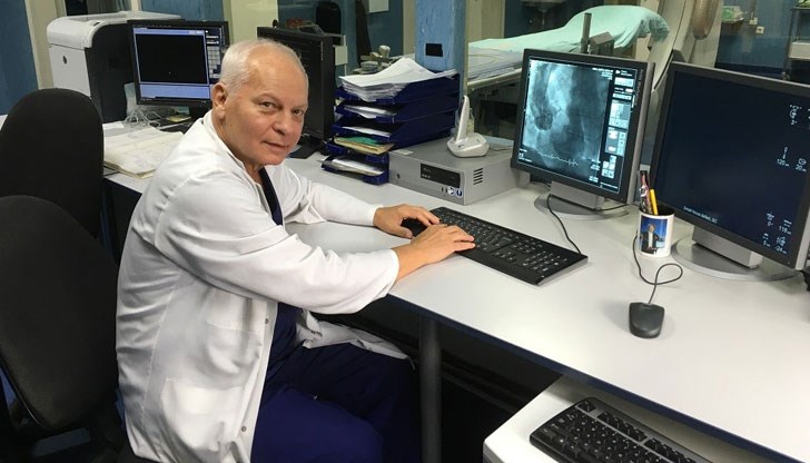 Доц. д-р Божидар Финков посреща пациентите си на първия етаж в Хирургичния блок на болницата Доц. д-р Божидар Финков посреща пациентите си на първия етаж в Хирургичния блок на болницата