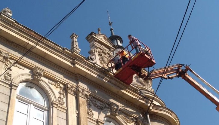 Електротехници оглеждаха всяка една лампа от ефектното осветление по сградата на театъра