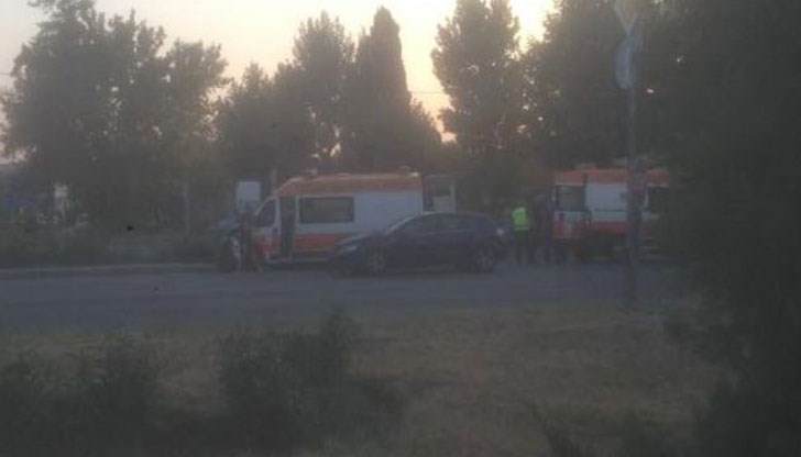 Линейката се е блъснала в лек автомобил на кръгово кръстовище, на главния път към Бургас