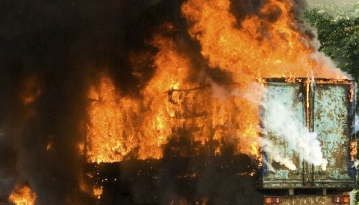 В момента там гори камион, пълен с бутилки метан /Снимката е илюстративна/ В момента там гори камион, пълен с бутилки метан /Снимката е илюстративна/