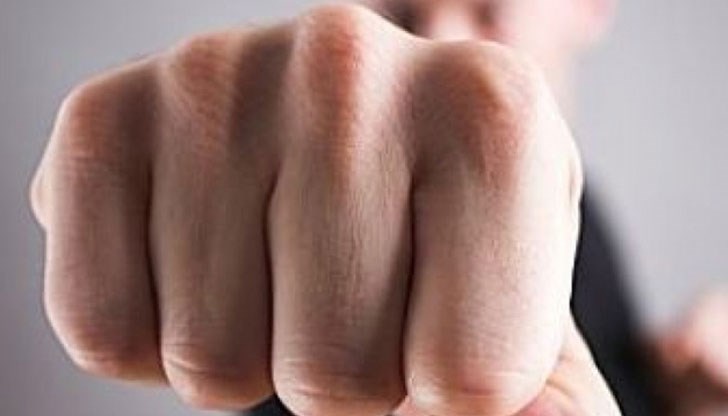 Извергът я удрял с крака, обливал я с вода да се свести и продължавал... Извергът я удрял с крака, обливал я с вода да се свести и продължавал...