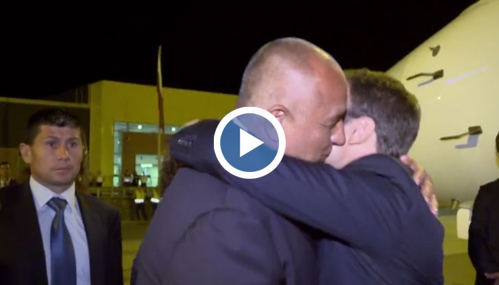 Премиерът беше впечатлен от френския, който демонстрираха някои от посрещачите на президента на Франция