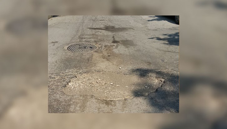 Моля ви, господин кмете, изпратете хора, да запълнят тези дупки!