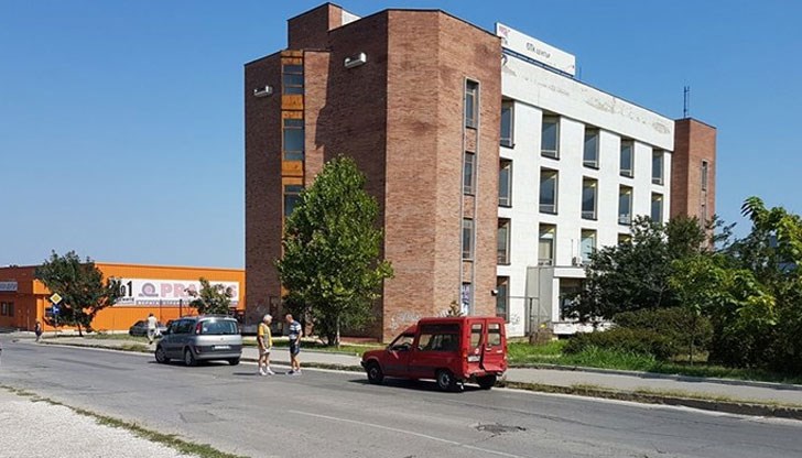 Рено блъска спряла на светофара кола