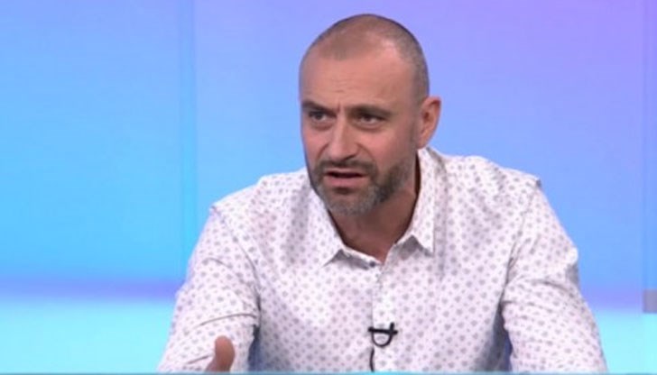 Вельов плажува в компанията на колегата си музикант Милен Кукошаров