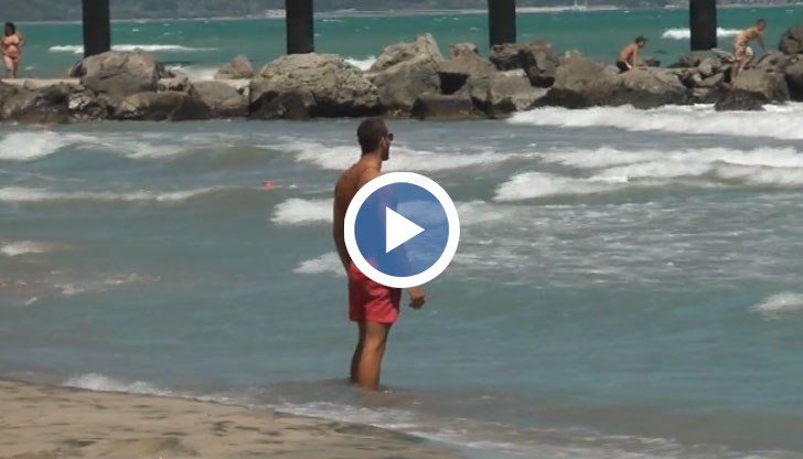 Спасителите пускат хора в морето при червен флаг